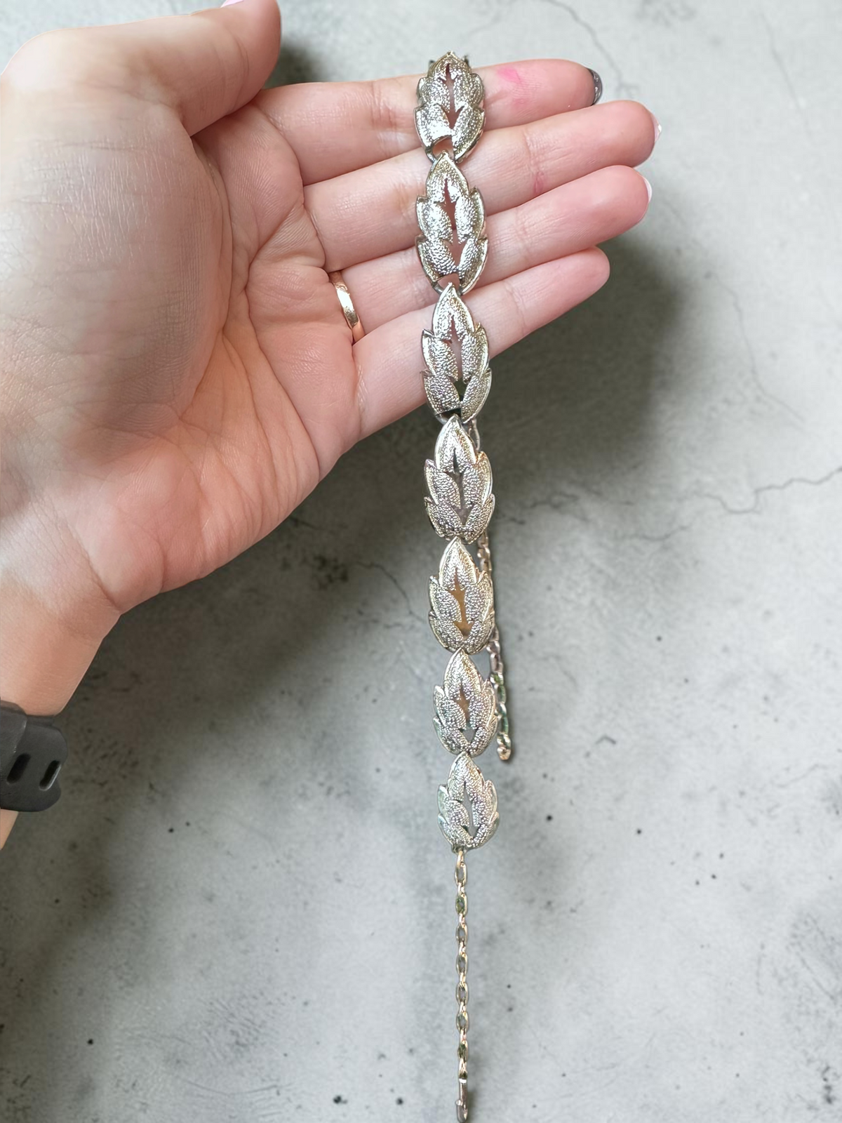 Frosted Laurel – Textured Silver-Tone Double Leaf Link Necklace