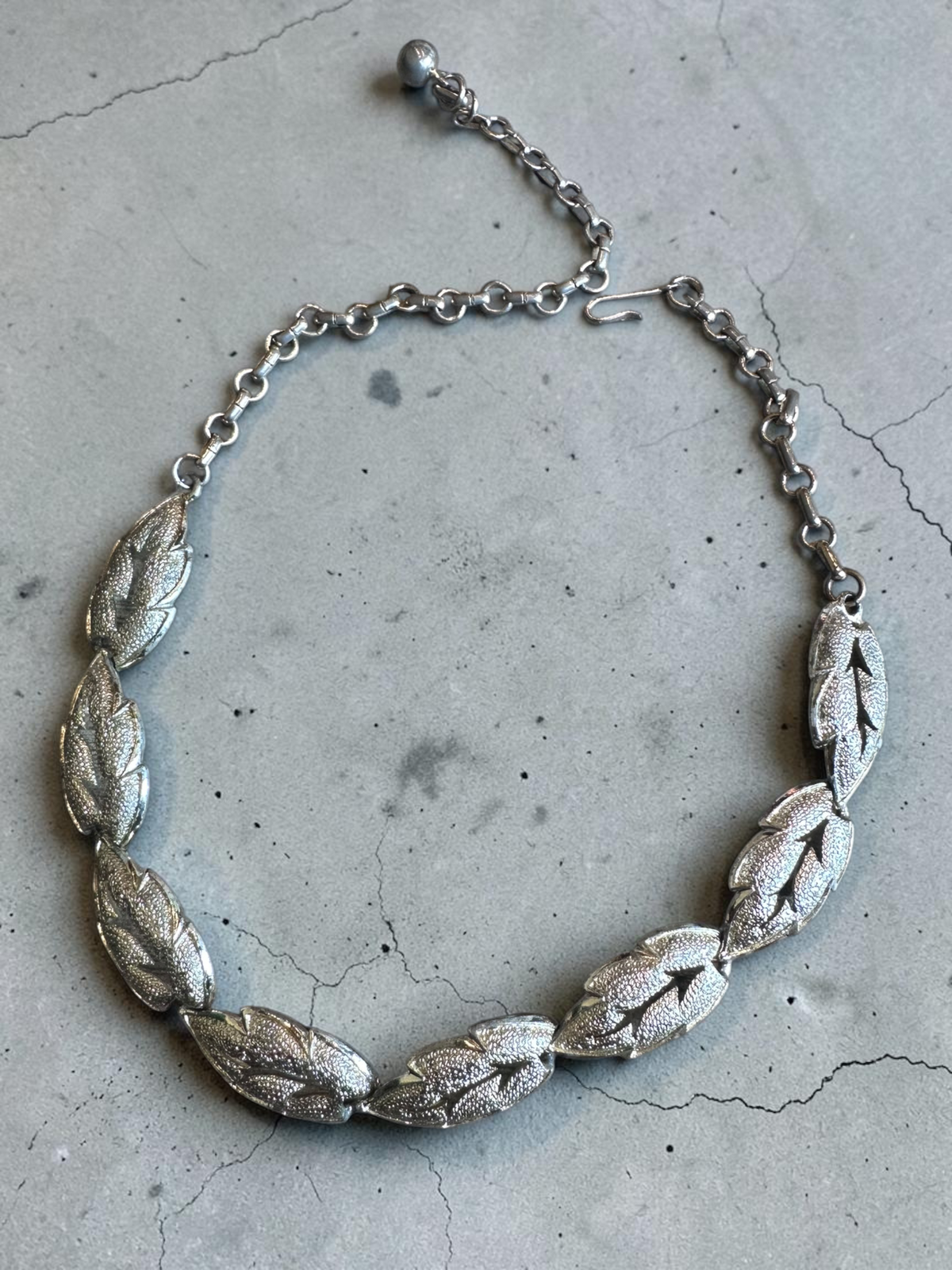 Frosted Laurel – Textured Silver-Tone Double Leaf Link Necklace