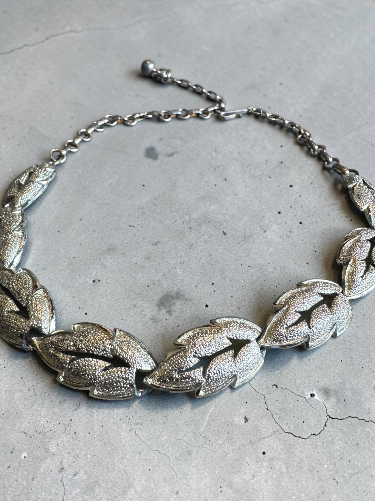Frosted Laurel – Textured Silver-Tone Double Leaf Link Necklace