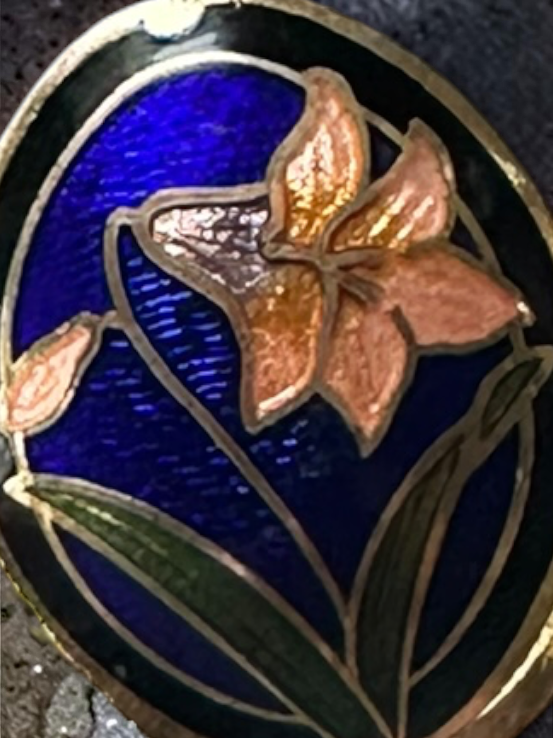 Vintage cloisonné floral stud earrings - close up detail